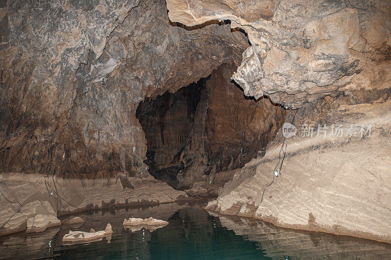 The water tunnel going deep into Altınbeşik Cave